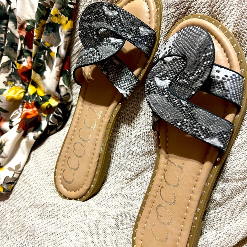 Ccocci Women's Grey snake Flat Sandal Shoes  Size 7 Like New…